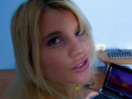 Vidéo porno mobile : She's so jealous that she films her sister fucking